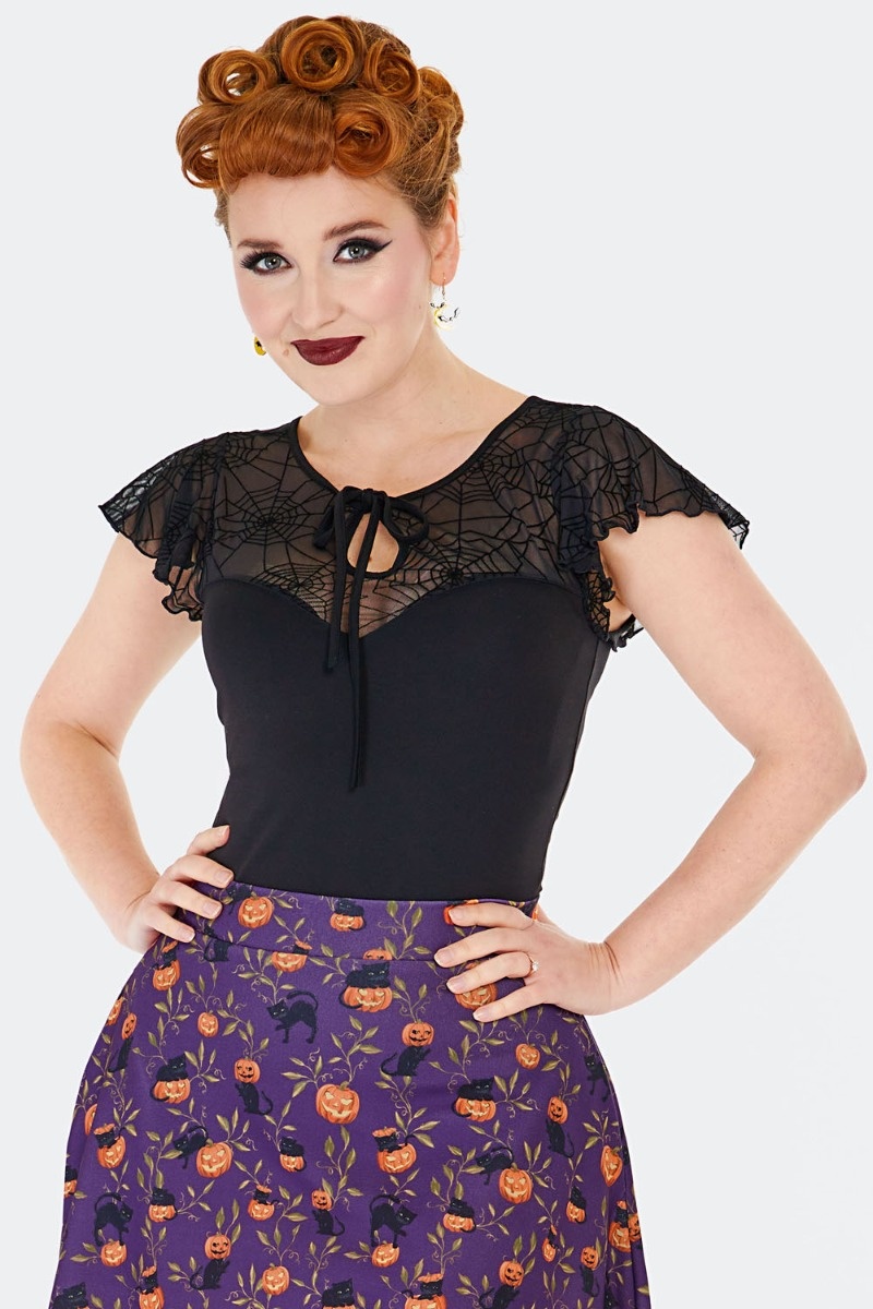 Voodoo Vixen | Zwarte top met spider web schouder- en halslijn en ruche mouwtjes Voodoo Vixen | Zwarte top met spider web schouder- en halslijn en ruche mouwtjes