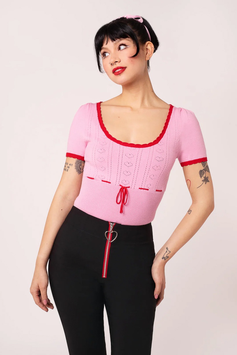 Hell Bunny | Top Hannah roze met rode randjes langs halslijn en mouwen Hell Bunny | Top Hannah roze met rode randjes langs halslijn en mouwen