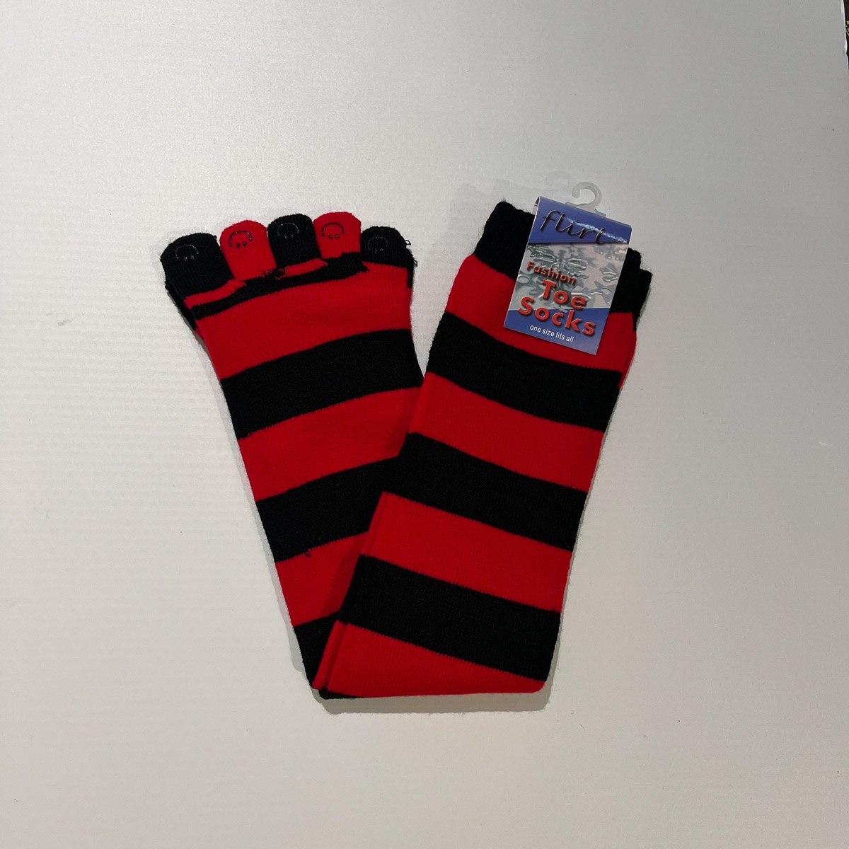 Flirt | Teensokken met brede zwart rood strepen en smiley tenen Flirt | Teensokken met brede zwart rood strepen en smiley tenen
