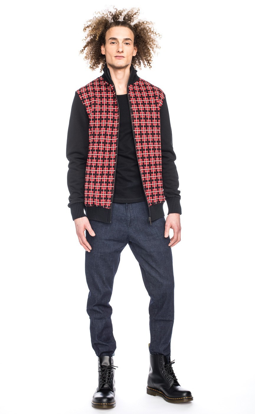 Vest Toni, zwart rood met grafisch jaquard patroon Vest Toni, zwart rood met grafisch jaquard patroon