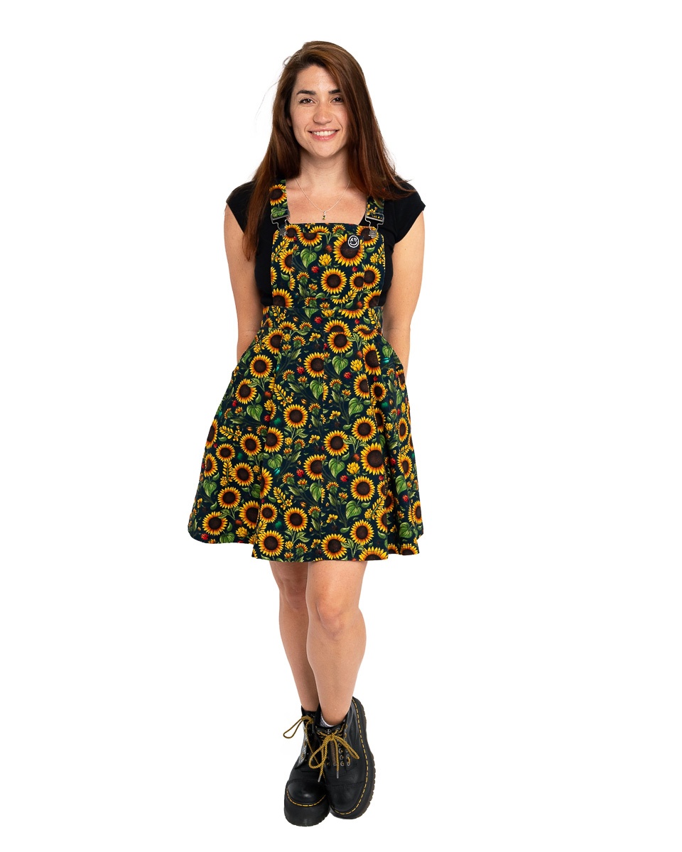 Rebel Romance | Skater-pinafore jurk met zonnebloemen en lieveheersbeestjes