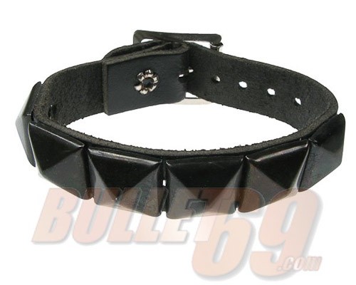 Leren polsband, 18mm - zwart met 1 rij zwarte piramide studs Leren polsband, 18mm - zwart met 1 rij zwarte piramide studs