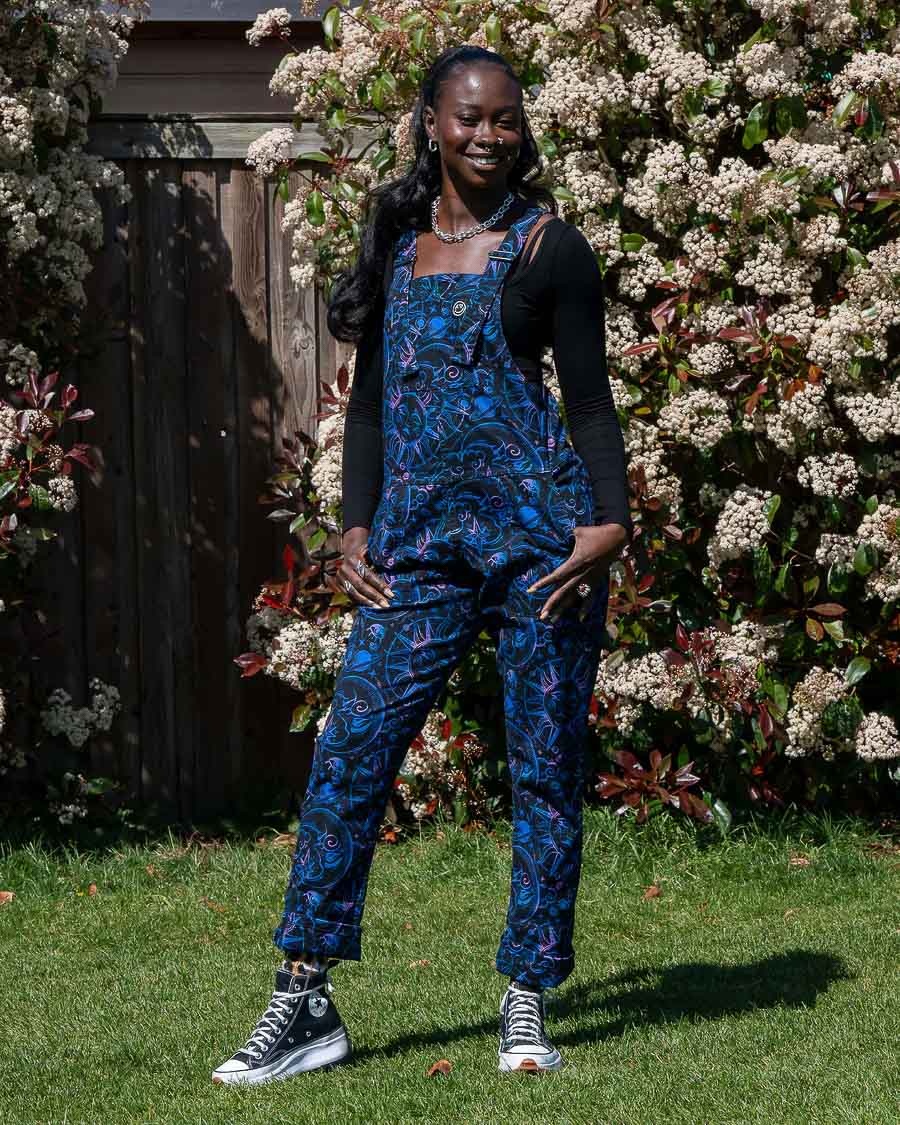 Rebel Romance | Tuinbroek Celestial Dreams met paarse zonnen en hemel-lichamen
