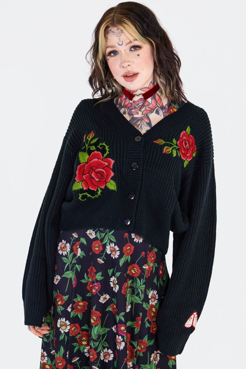 Jawbreaker | Oversized zwarte cardigan met grote rode rozen borduursel