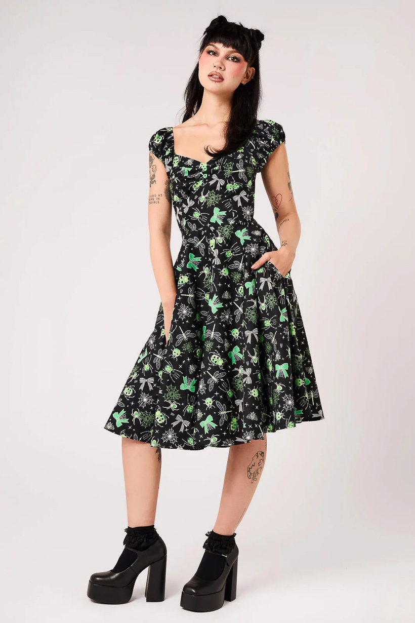 Hell Bunny | Jaren 50 jurk Millie met groene strikjes, hartjes en insecten Hell Bunny | Jaren 50 jurk Millie met groene strikjes, hartjes en insecten