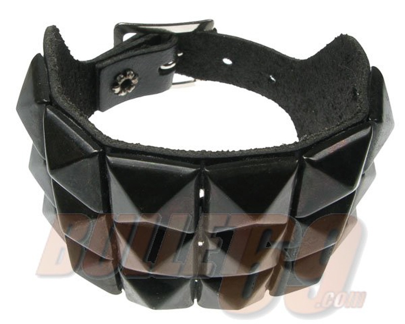 Bullet69 | Brede leren armband met 3 rijen zwarte pyramide studs