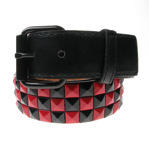 Bullet69 | Zwarte rood geblokte PVC riem 38mm met een 3 dubbele rij piramide studs Bullet69 | Zwarte rood geblokte PVC riem 38mm met een 3 dubbele rij piramide studs