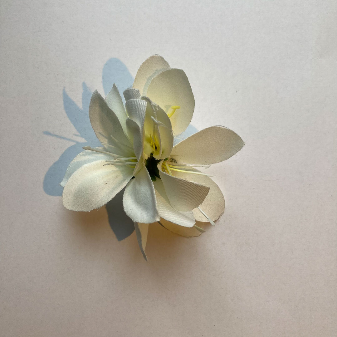 Zacharia | Kleine witte lelies op haarclip en broche 