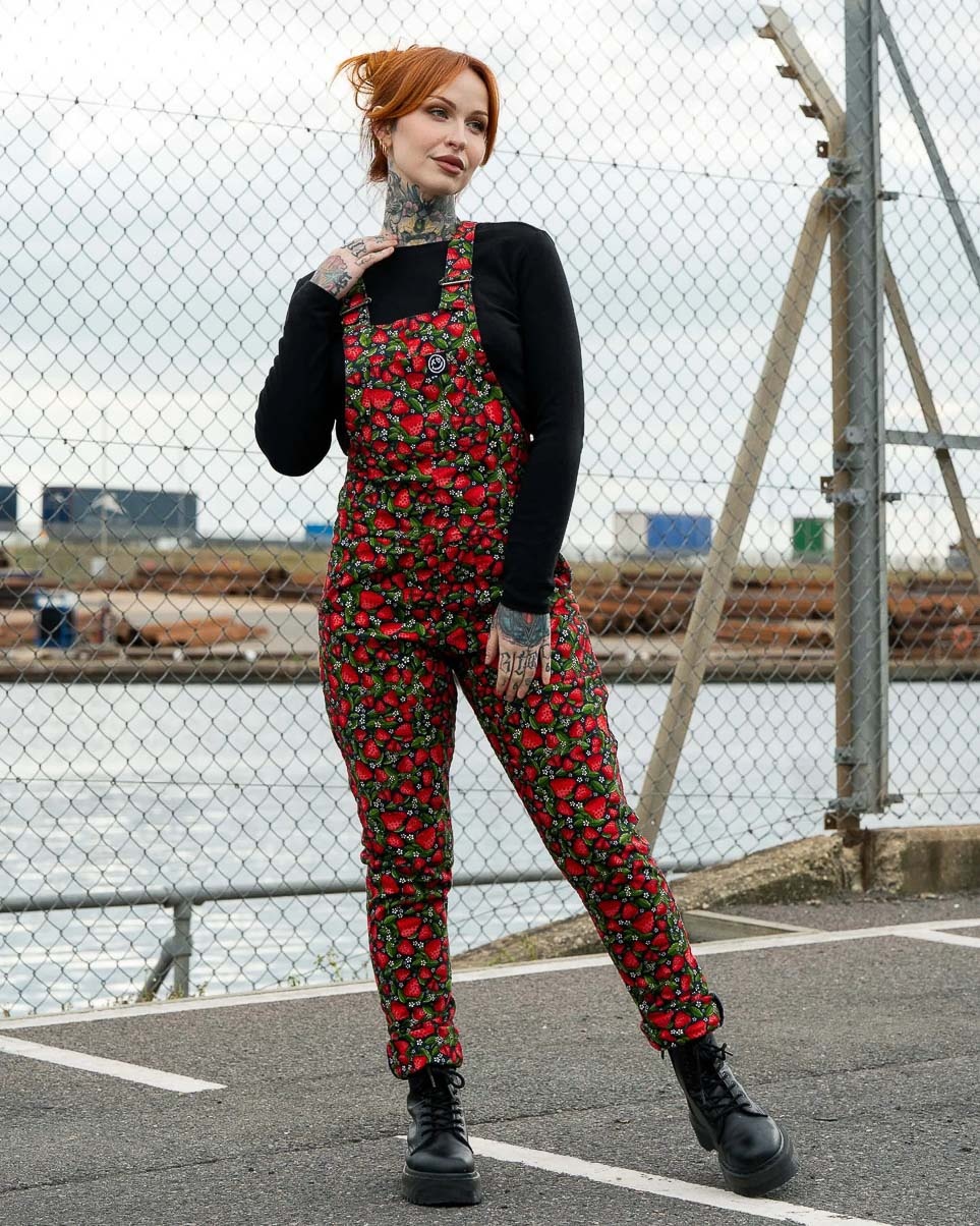 Rebel Romance | Tuinbroek Strawberry Field met vuurrode aardbeien en groene blaadjes