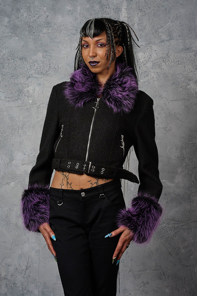 Banned | Korte zwarte Rock-Punk jas met paars fake-fur kraag en manchetten