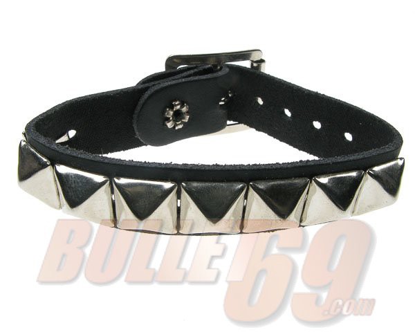 Bullet69 - Leren armband met metalen pyramide studs Bullet69 - Leren armband met metalen pyramide studs