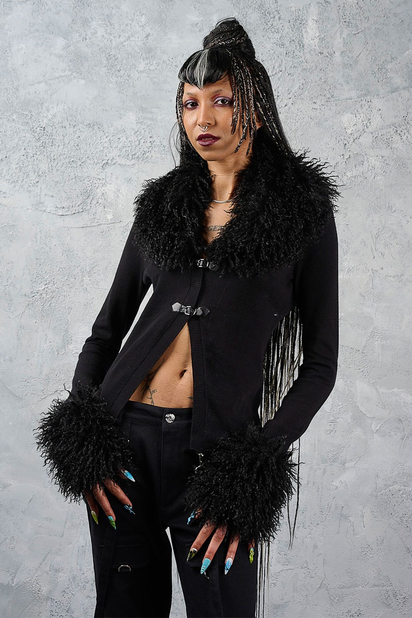 Banned | Lange Gothic cardigan, Wicked Rose met fake-fur boorden en klipsluiting Banned | Lange Gothic cardigan, Wicked Rose met fake-fur boorden en klipsluiting