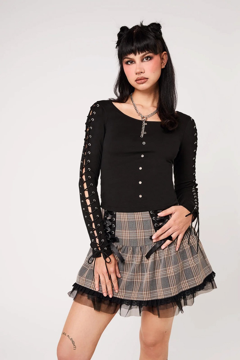 Hell Bunny | Stoere zwart shirt Grimly, met veterdetail op de lange mouw en oogjes