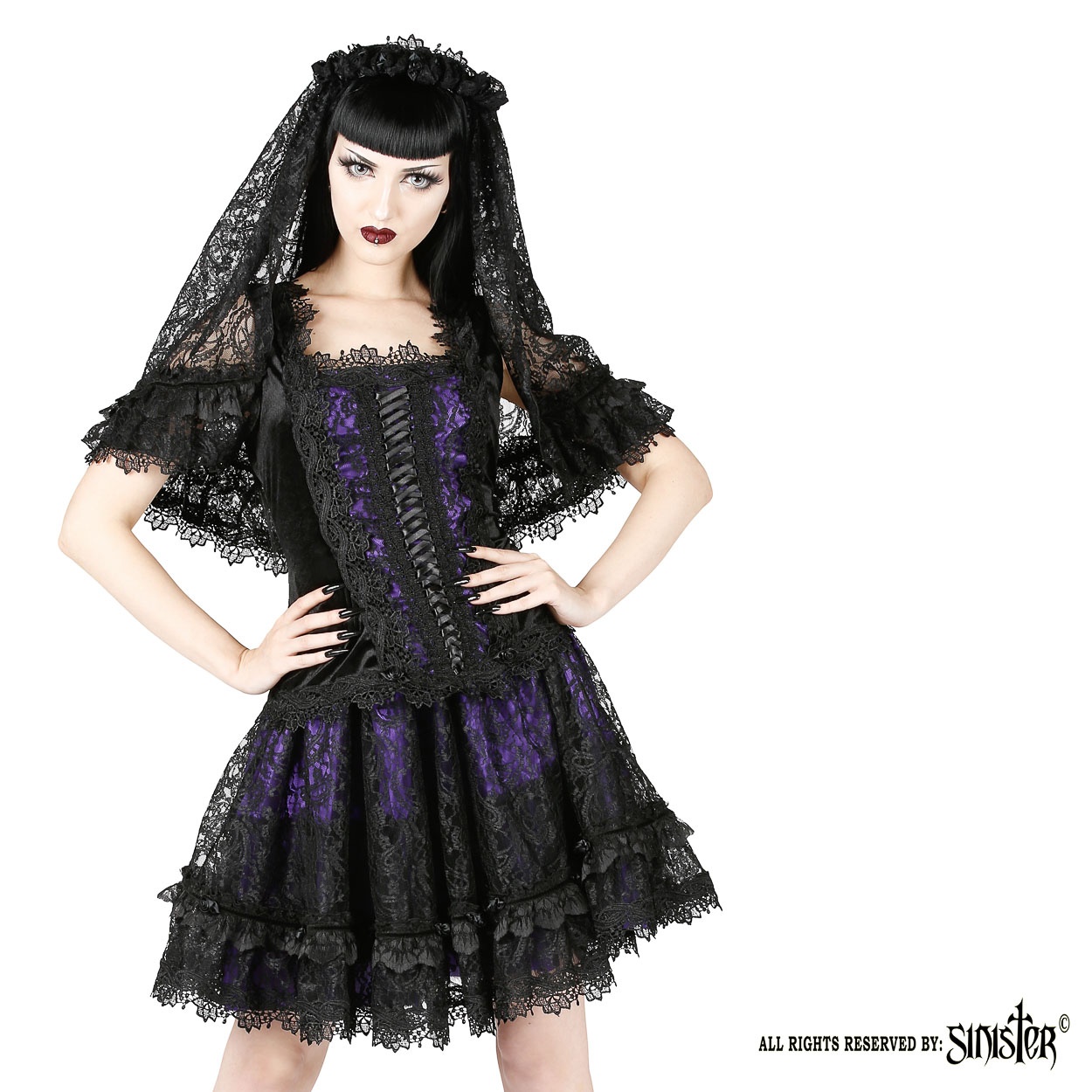 Sinister | Gothic minirok Roxy, paars satijn met een zwarte kanten laagje en roosjes Sinister | Gothic minirok Roxy, paars satijn met een zwarte kanten laagje en roosjes