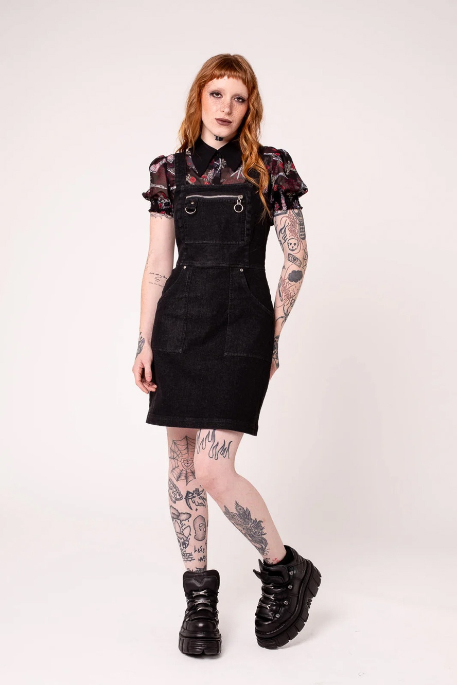 Hell Bunny | Stoere aansluitende Pinafore jurk Raye van zwarte denim 