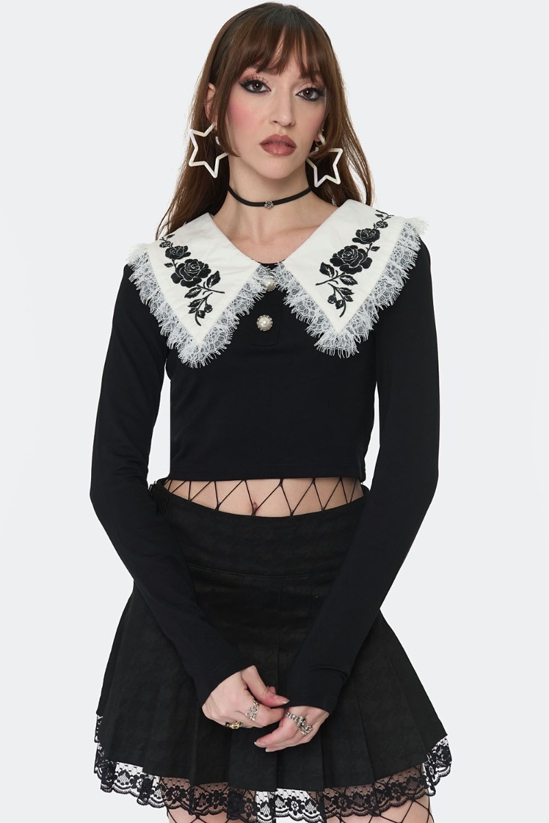 Jawbreaker | Korte zwart jersey top met grote witte kraag en zwarte rozenborduursels Jawbreaker | Korte zwart jersey top met grote witte kraag en zwarte rozenborduursels