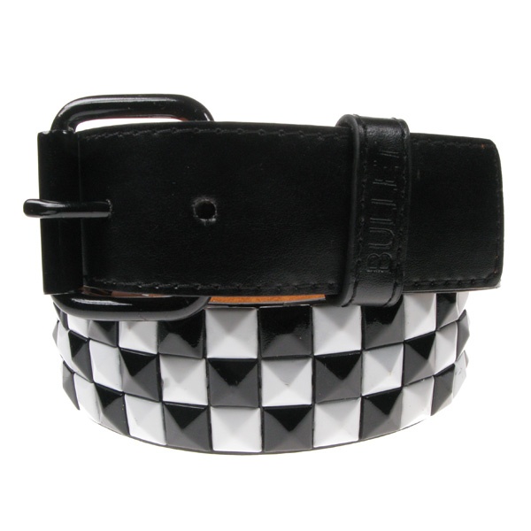 Bullet69 | Zwarte wit geblokte PVC riem 38mm met een 3 dubbele rij piramide studs Bullet69 | Zwarte wit geblokte PVC riem 38mm met een 3 dubbele rij piramide studs