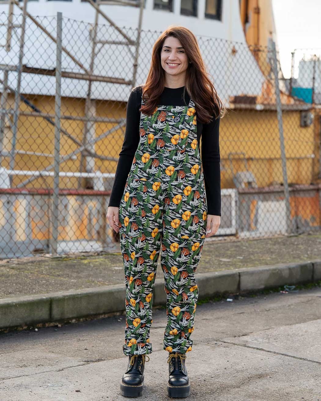 Rebel Romance | Tuinbroek Jurassic Jumble met planten en dino skull-print Rebel Romance | Tuinbroek Jurassic Jumble met planten en dino skull-print