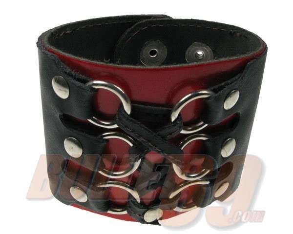 Leren polsband, met metalen ringetjes en corset detail, zwart rood Leren polsband, met metalen ringetjes en corset detail, zwart rood