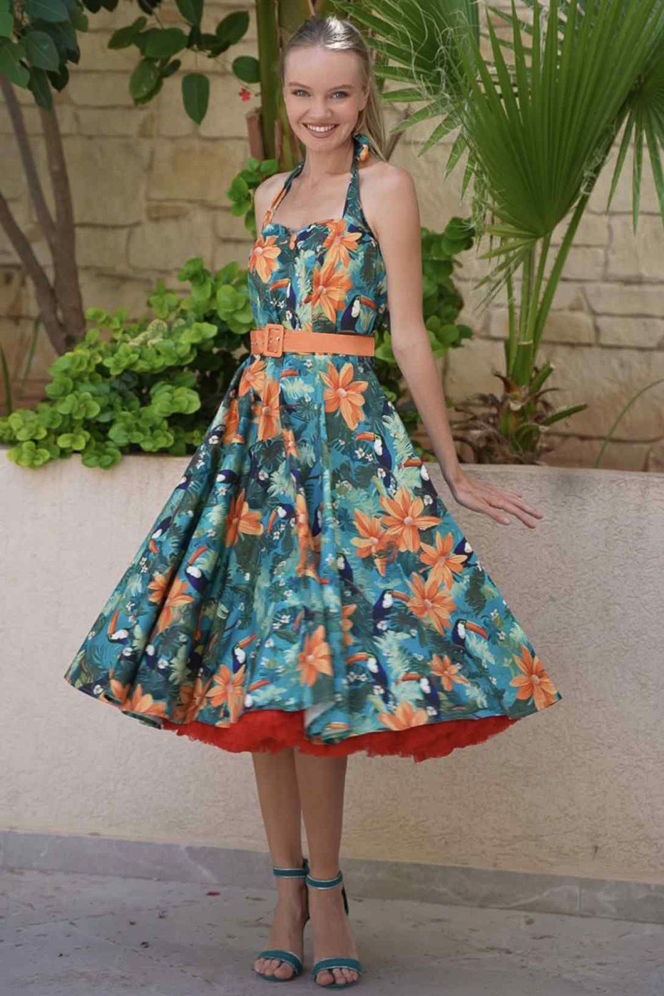Dolly and Dotty | Daisy Tiki Toucan vintage halterswing jurk met tropische print Dolly and Dotty | Daisy Tiki Toucan vintage halterswing jurk met tropische print