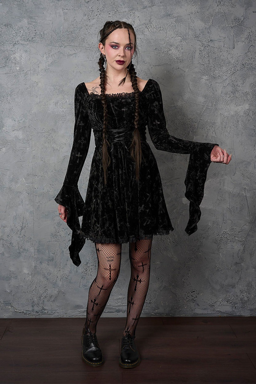 Banned | Gothic mini-jurk Sanctum, zwart fluweel met korset details en trompet-mouwen Banned | Gothic mini-jurk Sanctum, zwart fluweel met korset details en trompet-mouwen