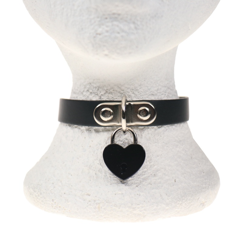Bullet69 | Choker van zwart leer met een zwart hartvormig slotje