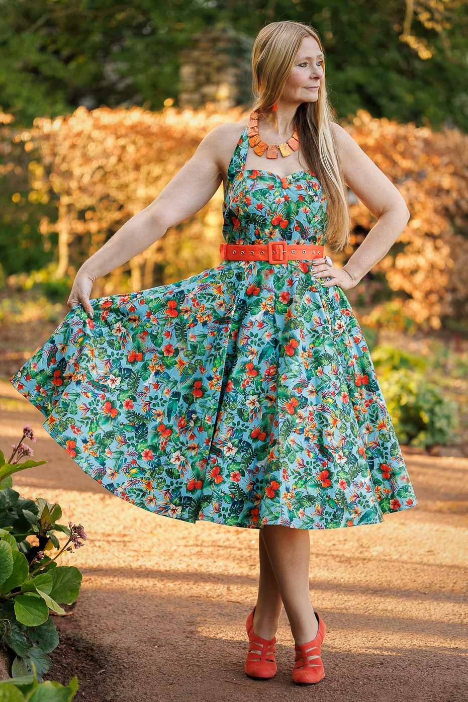 Dolly and Dotty | Daisy Tropical Parrot vintage halterswing jurk met papagaai print Dolly and Dotty | Daisy Tropical Parrot vintage halterswing jurk met papagaai print