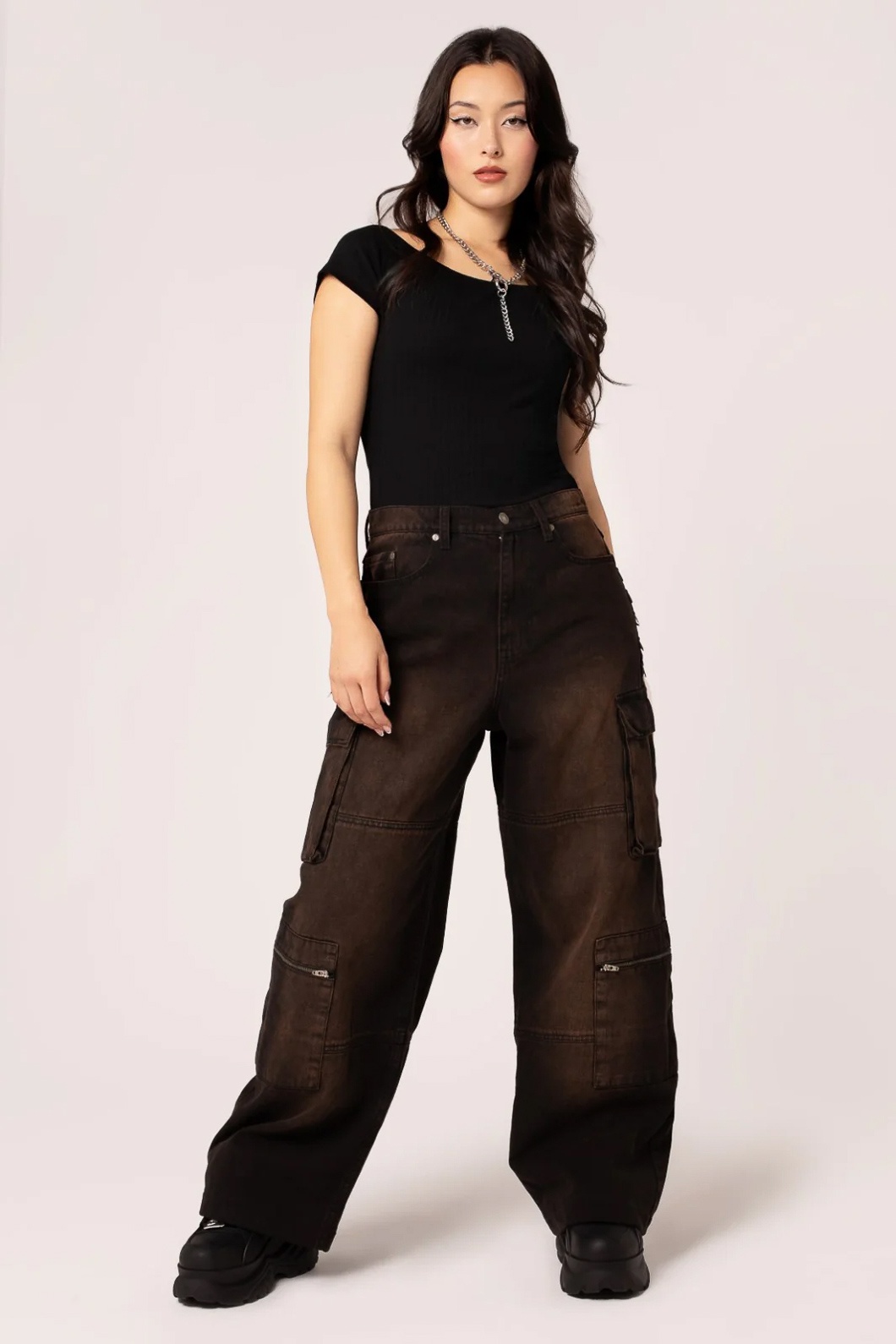 Hell Bunny | Bruine baggy jeans broek Cameron, met zakken en D-ringen Hell Bunny | Bruine baggy jeans broek Cameron, met zakken en D-ringen