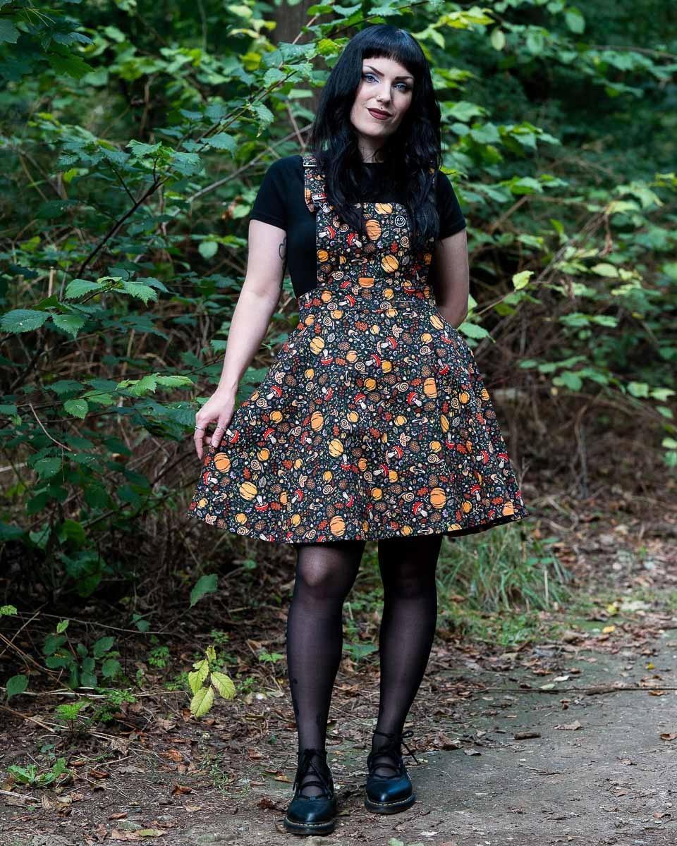 Rebel Romance | Skater-pinafore jurk met Autumn Woodland herfstprint