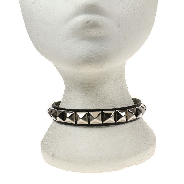 Bullet69 - Choker van zwart leer met metalen pyramide studs Bullet69 - Choker van zwart leer met metalen pyramide studs