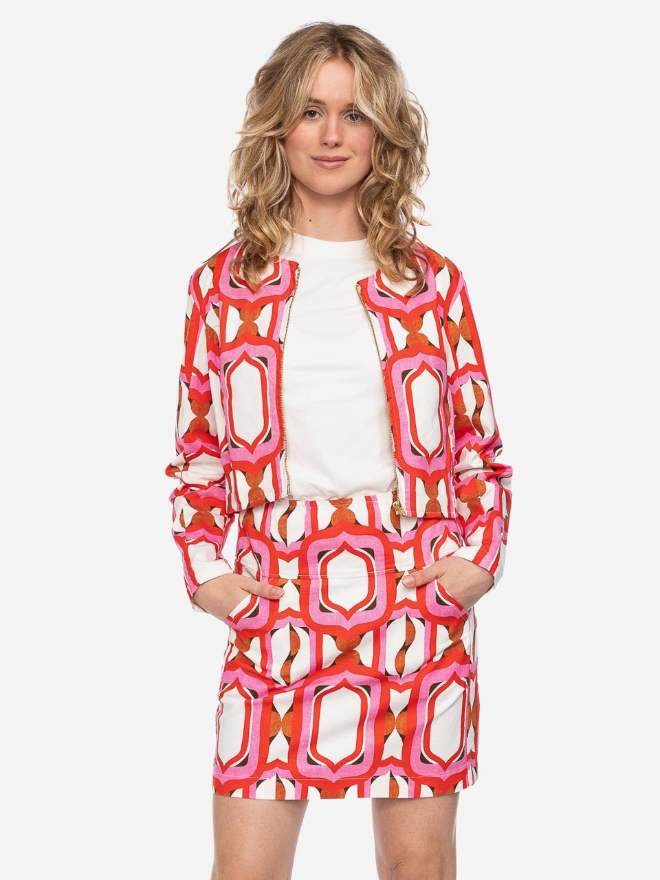 ATO Berlin | Kort retro jasje Celine met Grafische print in wit, roze en rood