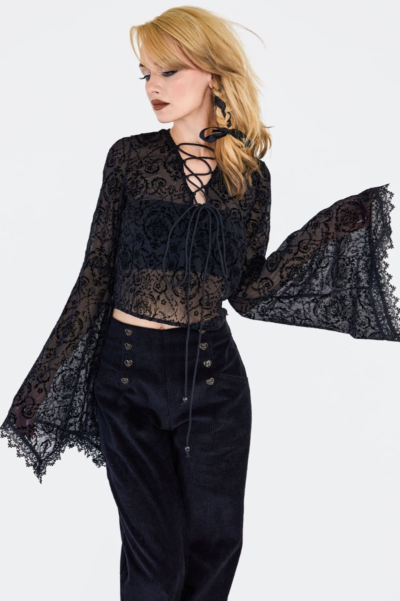 Jawbreaker | Zwart kanten top met veter detail en Bell sleeves 