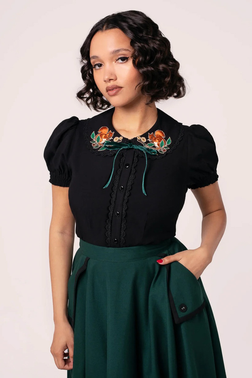 Hell Bunny | Blouse Chester met eekhoorn borduursels op de kraag en pofmouwtjes