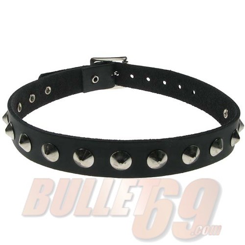 Leren halsband, 18mm met 1 rij zilverkleurige conical studs Leren halsband, 18mm met 1 rij zilverkleurige conical studs