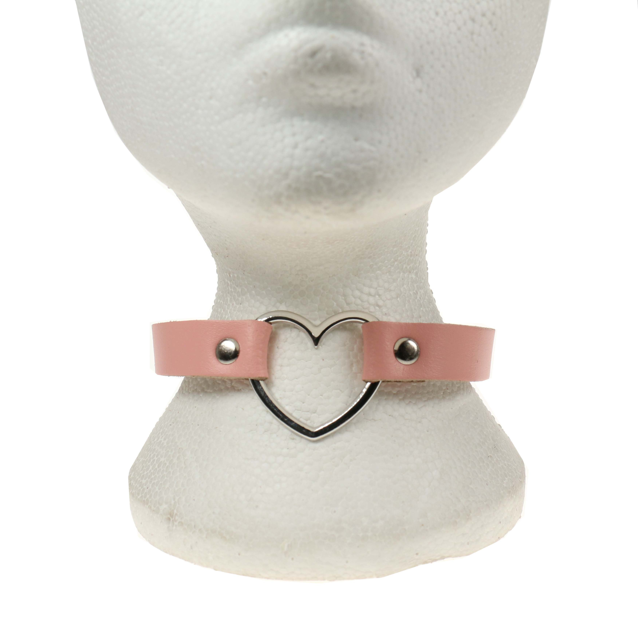 Bullet 69 | Choker, babyroze leer met hart ring middenvoor Bullet 69 | Choker, babyroze leer met hart ring middenvoor