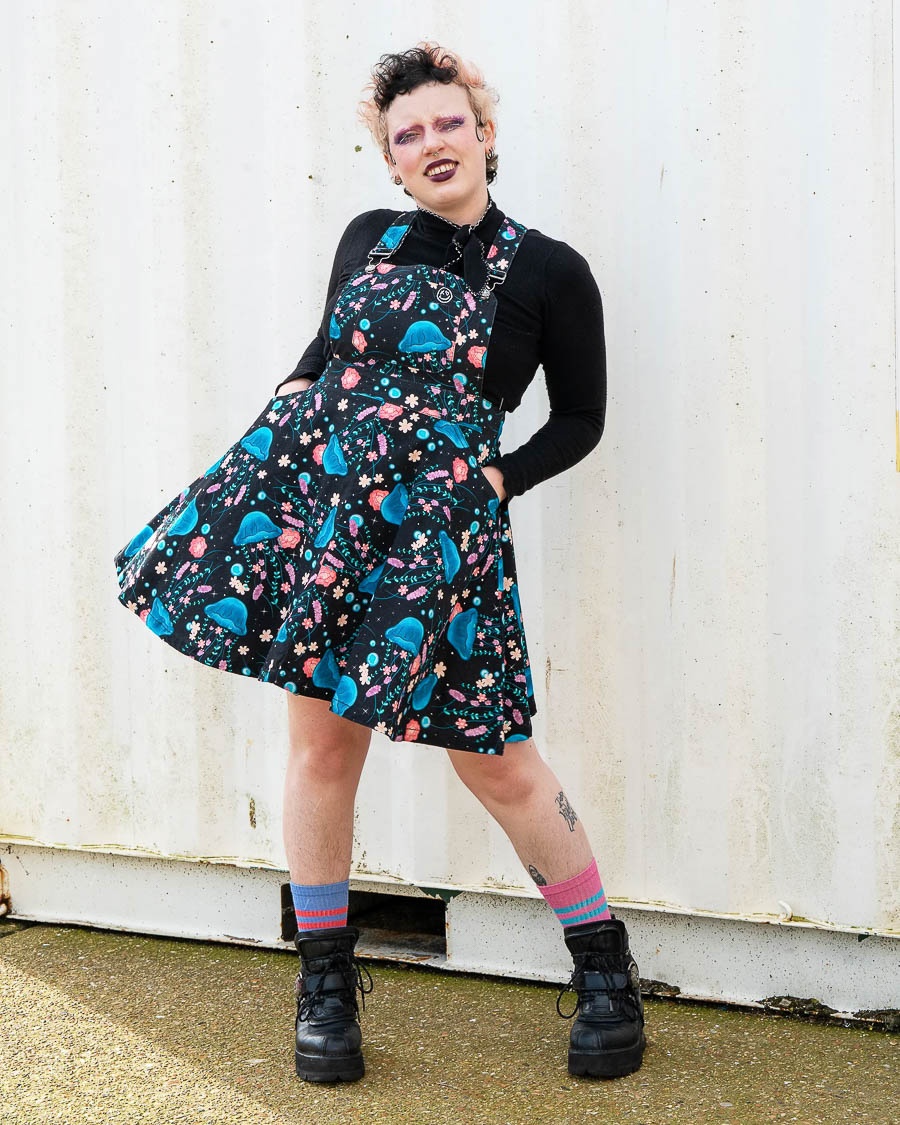 Rebel Romance | Korte skater-pinafore jurk met bloemen en kwallen-print Rebel Romance | Korte skater-pinafore jurk met bloemen en kwallen-print