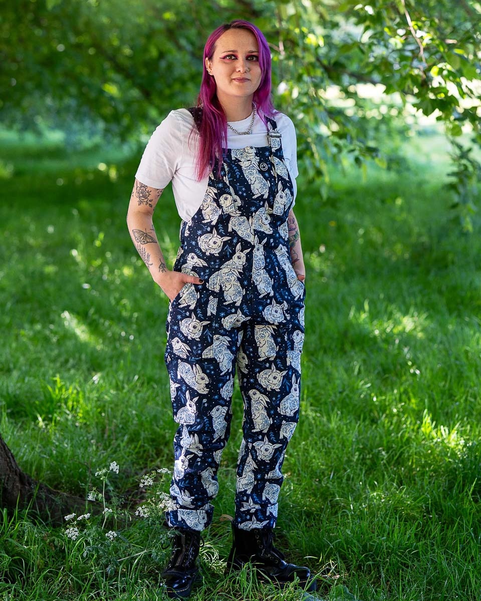 Rebel Romance | Tuinbroek Abi Perry Bunnies blauw met konijntjes en bloemen
