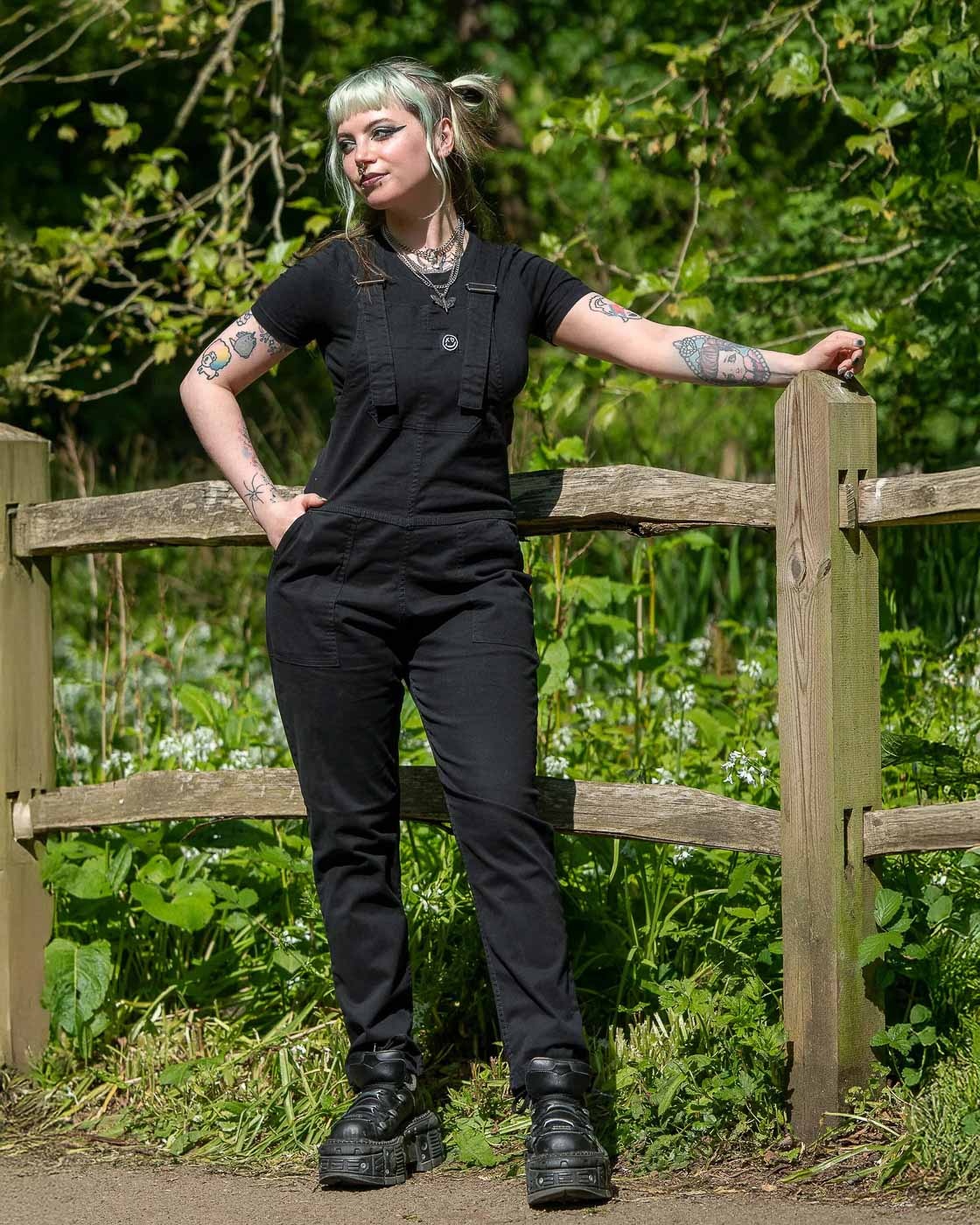 Rebel Romance | Tuinbroek Jet, effen zwart van stretch katoen Rebel Romance | Tuinbroek Jet, effen zwart van stretch katoen