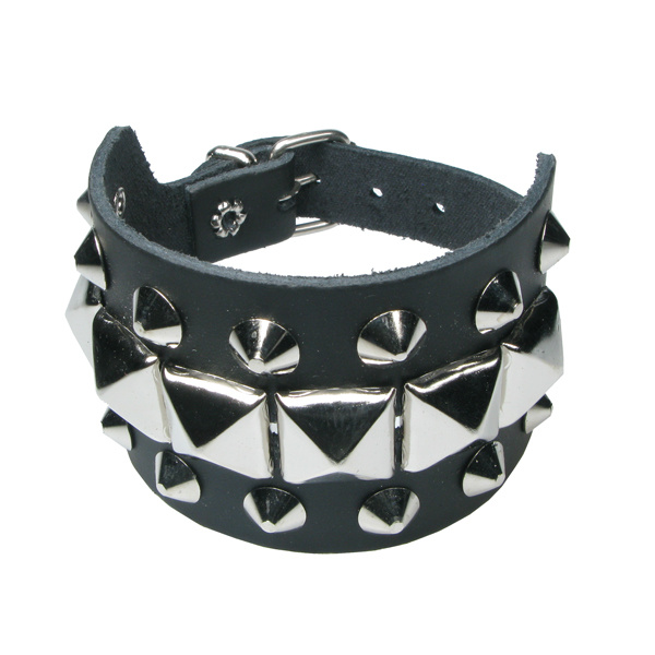 Bullet69 | Brede leren armband met metaalkleurige conical en pyramide studs