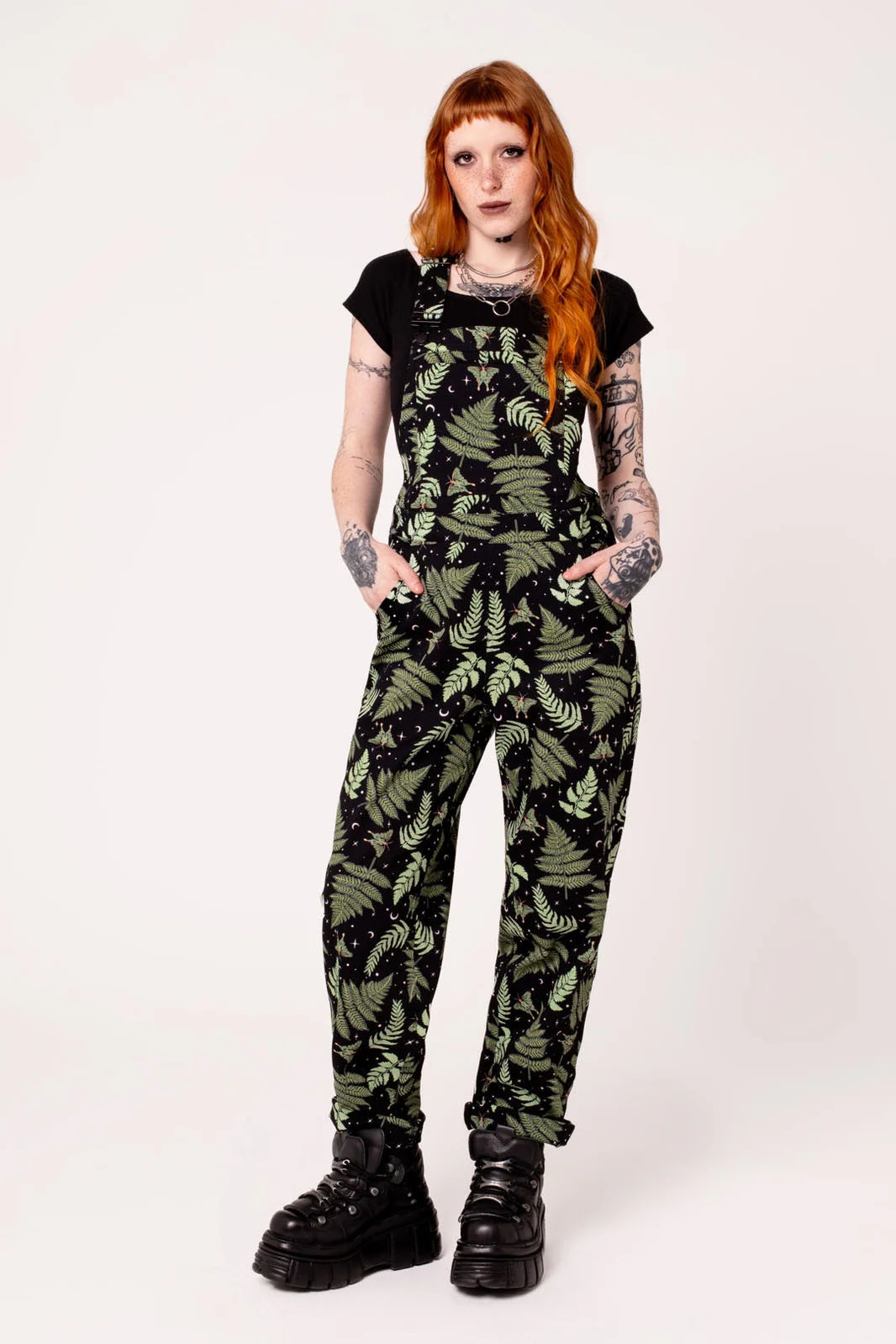 Hell Bunny | Ruimvallende Dungarees Gaia met groen bladmotief Hell Bunny | Ruimvallende Dungarees Gaia met groen bladmotief