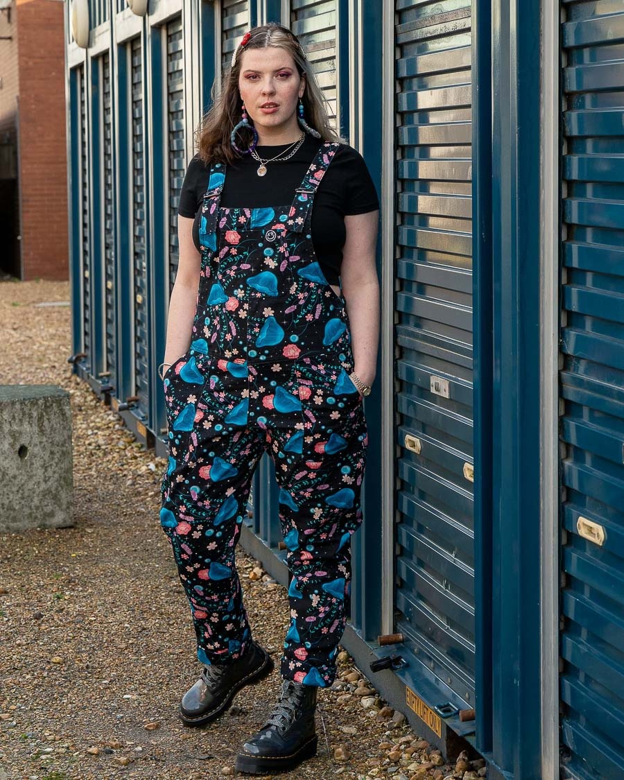 Rebel Romance | Tuinbroek met roze bloemen en blauwe kwallen-print