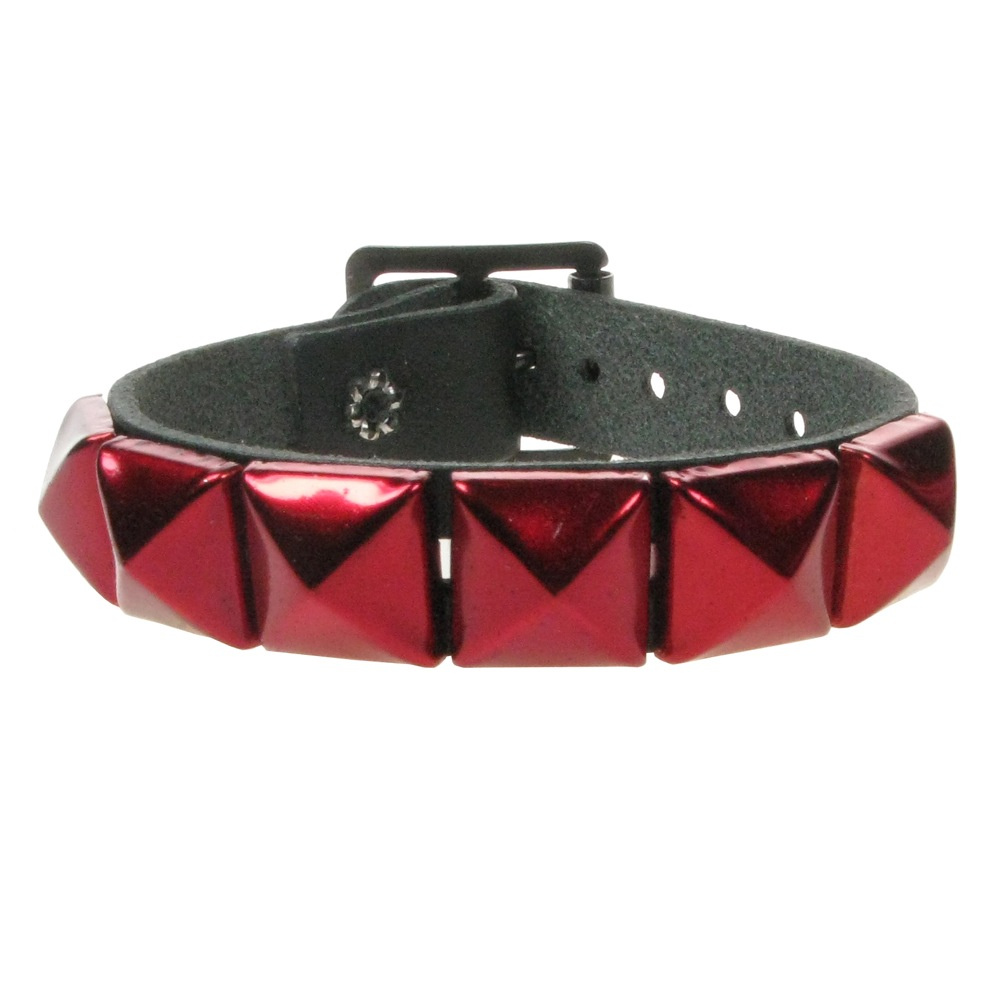 Bullet69 | Leren armband met 1 rij rode metallic pyramide studs