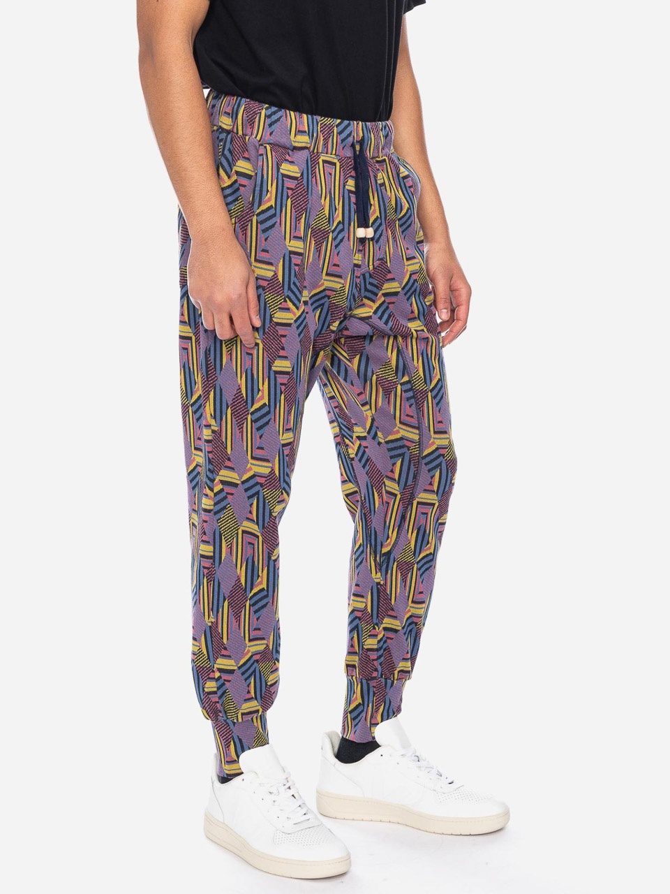 ATO Berlin | Sport relax broek Fips, met paars, roze, geel retro patroon ATO Berlin | Sport relax broek Fips, met paars, roze, geel retro patroon