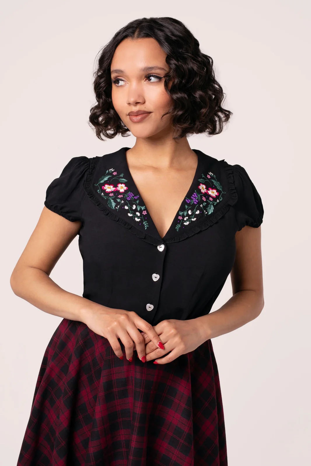 Hell Bunny | Blouse Winnie met bloem borduursels op de kraag en pofmouwtjes Hell Bunny | Blouse Winnie met bloem borduursels op de kraag en pofmouwtjes