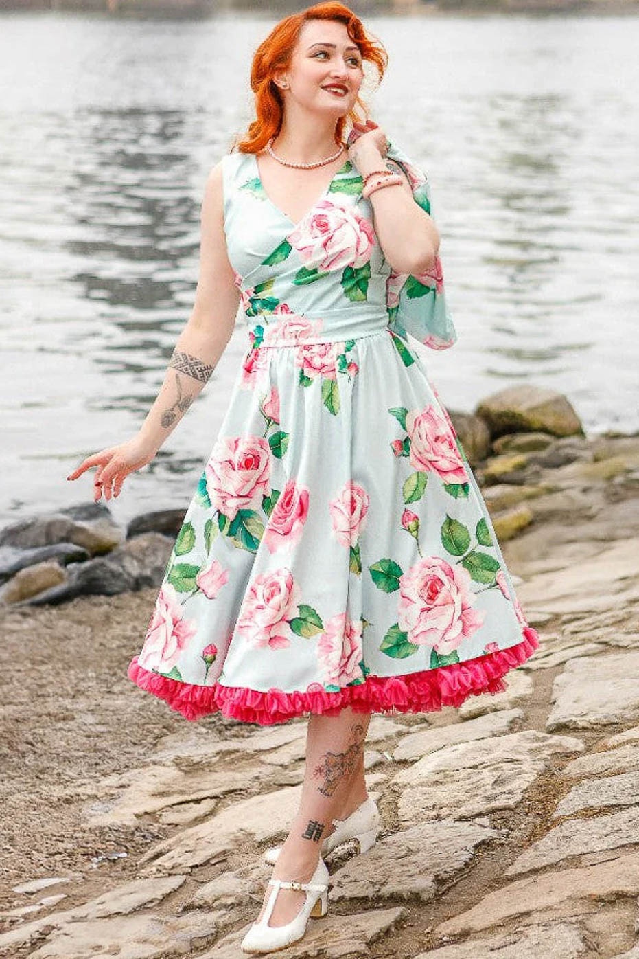 Dolly and Dotty | Vintage stijl jurk May, lichtblauw met roze rozenprint
