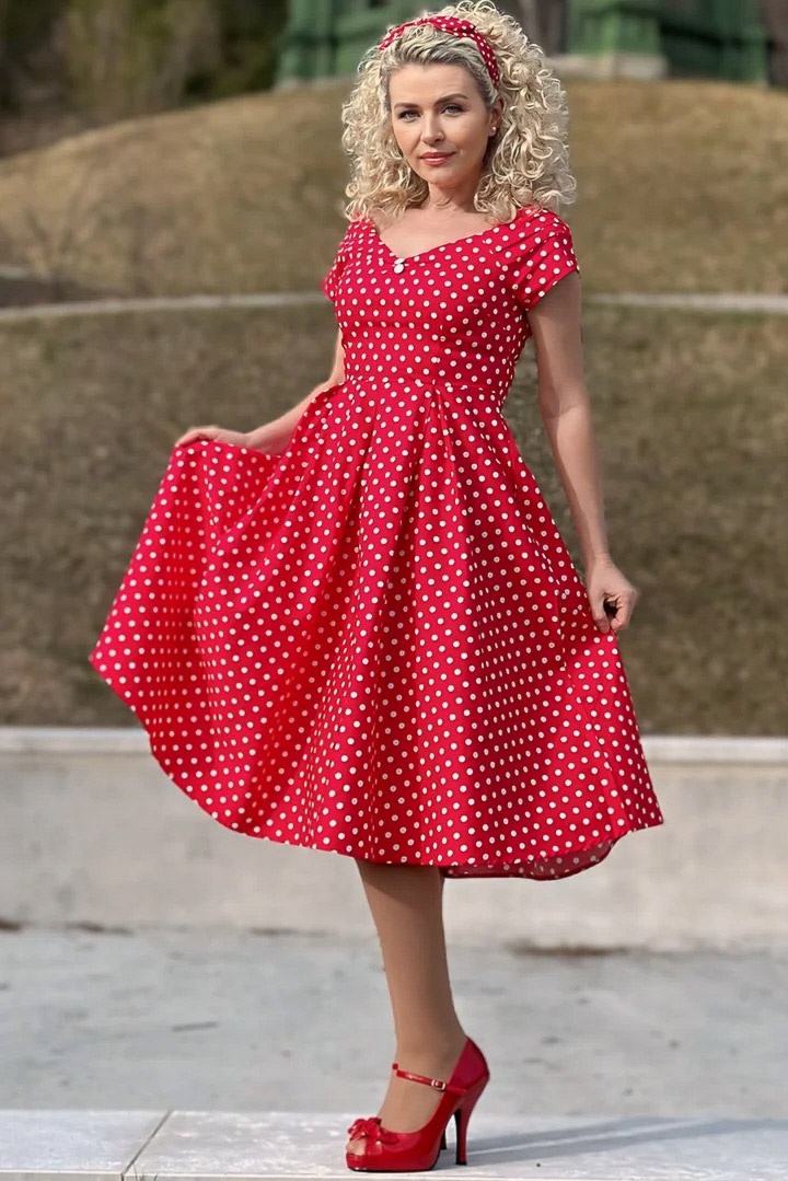 Dolly and Dotty | Jurk Lily off shoulder vintage swing jurk, rood met kleine witte strippen Dolly and Dotty | Jurk Lily off shoulder vintage swing jurk, rood met kleine witte strippen