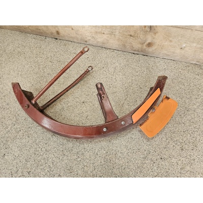 Voorspatbord OT met stabilisatorstang, voorspatbord beugel en oranje plaat Voorspatbord OT met stabilisatorstang, voorspatbord beugel en oranje plaat