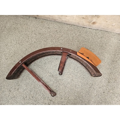 Voorspatbord OT met stabilisatorstang, voorspatbord beugel en oranje plaat Voorspatbord OT met stabilisatorstang, voorspatbord beugel en oranje plaat