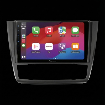 SPH-PF97BT met BMW Serie 1 Montageframe Foto van SPH-PF97BT met BMW Serie 1 Montageframe