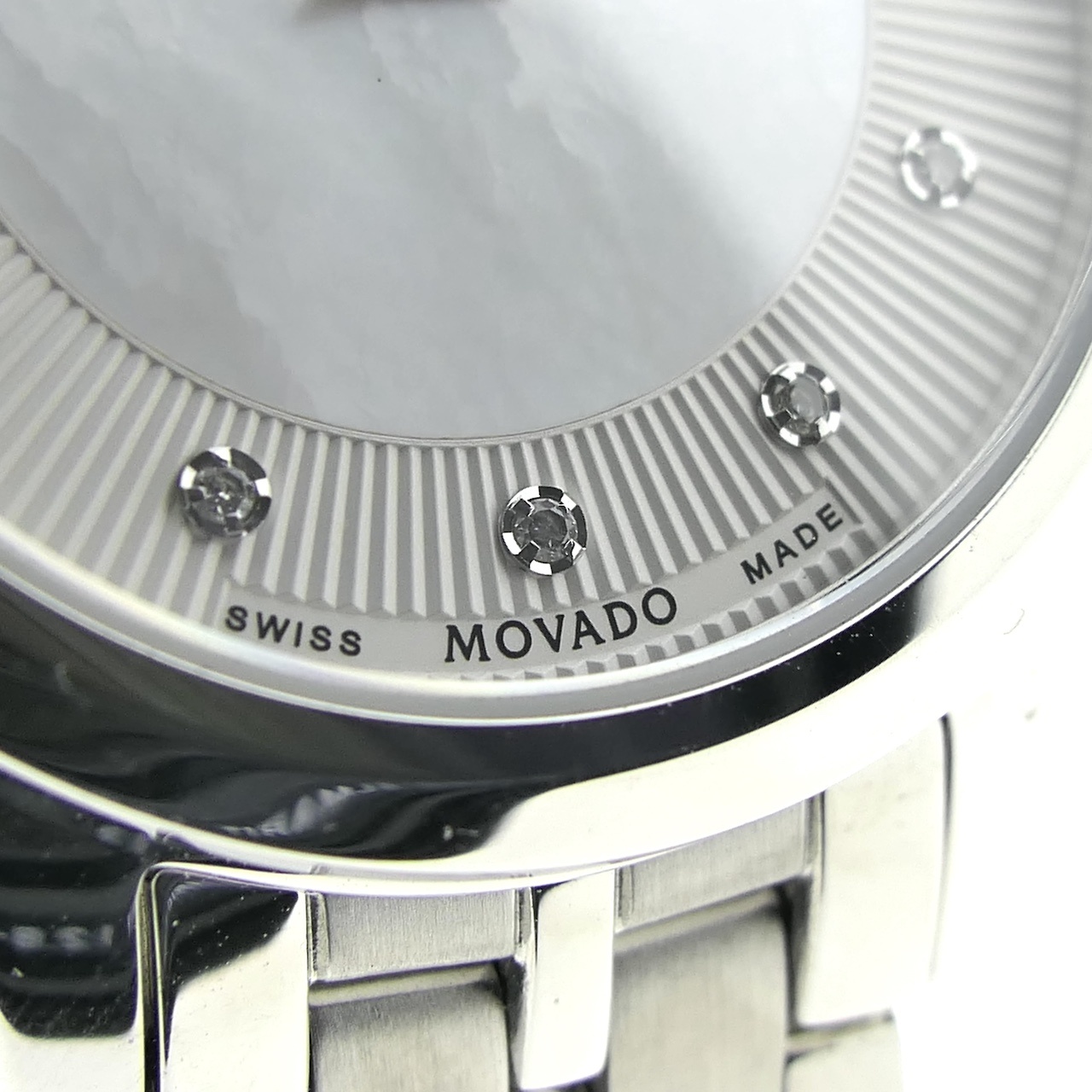 https://afosto-cdn-01.afosto.com/te24c/product/3841669982-movado_1881_automatic_mop_0607486_5.jpg